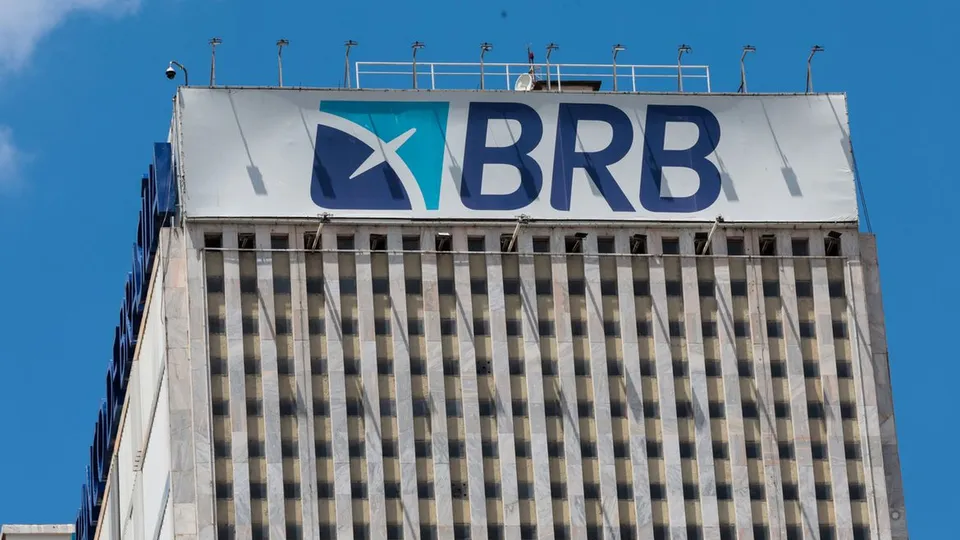 Ibaneis Rocha sanciona lei que permite uso de im&oacute;veis para socorrer BRB