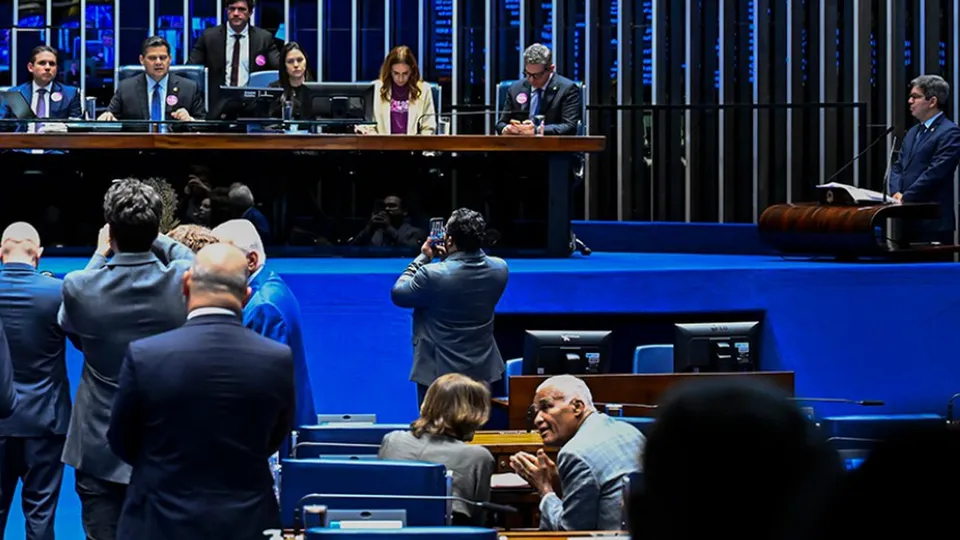 Projeto aprovado no Senado cria 24 mil cargos, incluindo 13 mil para professores, com impacto or&ccedil;ament&aacute;rio de R$ 4,16 bilh&otilde;es em 2026.