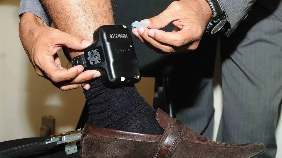 A nova lei autoriza o uso de tornozeleira eletr&ocirc;nica em casos de viol&ecirc;ncia dom&eacute;stica, visando proteger as v&iacute;timas.