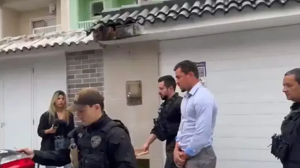 Salvino Oliveira, ex-secret&aacute;rio da Juventude, &eacute; investigado por negociar apoio eleitoral com o traficante Doca em &aacute;rea dominada pelo Comando Vermelho.