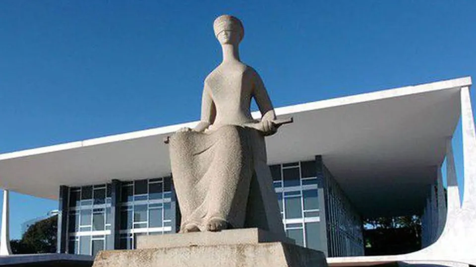 Pesquisa Datafolha revela que 43% dos brasileiros n&atilde;o confiam no Supremo Tribunal Federal, marcando recorde hist&oacute;rico.