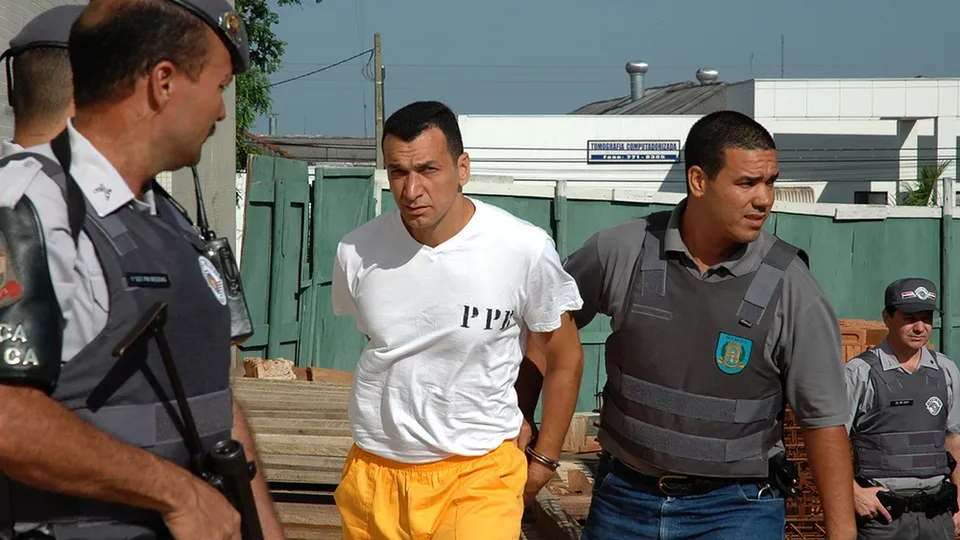 Advogados argumentam que a situa&ccedil;&atilde;o jur&iacute;dica de Marcola &eacute; similar &agrave; do banqueiro Daniel Vorcaro, que obteve autoriza&ccedil;&atilde;o do Supremo.