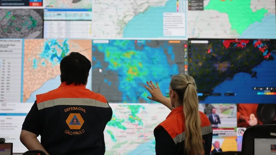 Com previs&atilde;o de at&eacute; 100 mm de chuva, alerta foi enviado para celulares na regi&atilde;o; Canan&eacute;ia, Peru&iacute;be e Ubatuba est&atilde;o em alerta.