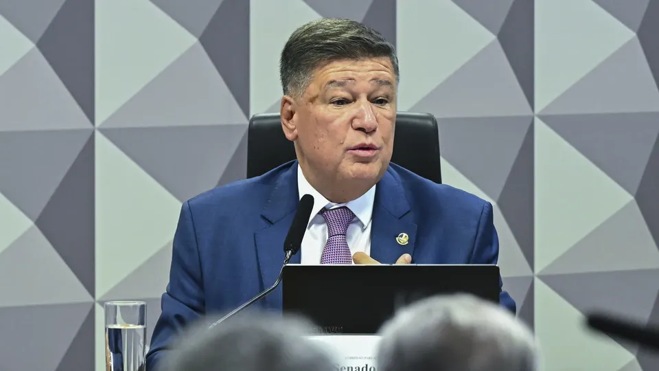 O senador Carlos Viana (Podemos-MG) recorre ao STF para garantir mais 60 dias de investiga&ccedil;&otilde;es da CPMI do INSS.