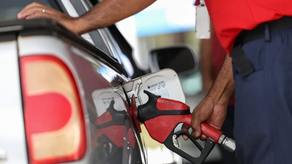 Reajuste entra em vigor no s&aacute;bado e ocorre em meio &agrave; volatilidade do mercado internacional de petr&oacute;leo.