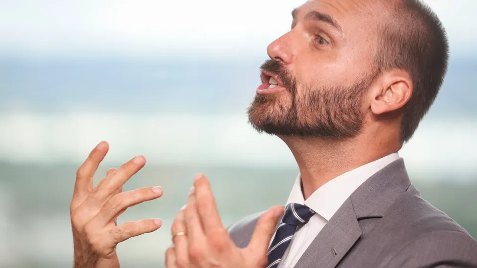 Ex-deputado &eacute; alvo de investiga&ccedil;&atilde;o da PF por faltas n&atilde;o justificadas; ele reside nos EUA desde 2025.