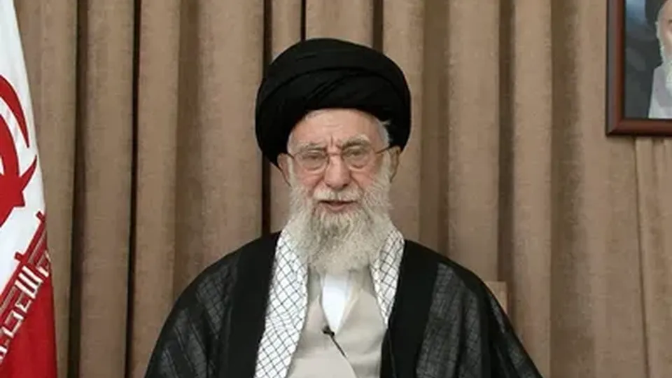 Aeronave, que servia a autoridades militares iranianas, foi atingida no aeroporto Mehrabad durante a madrugada.