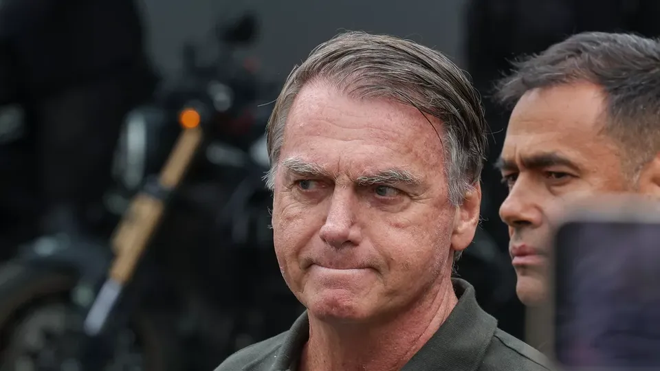 Ex-presidente, internado desde sexta-feira, apresentou evolu&ccedil;&atilde;o no quadro de sa&uacute;de, segundo Michelle Bolsonaro.