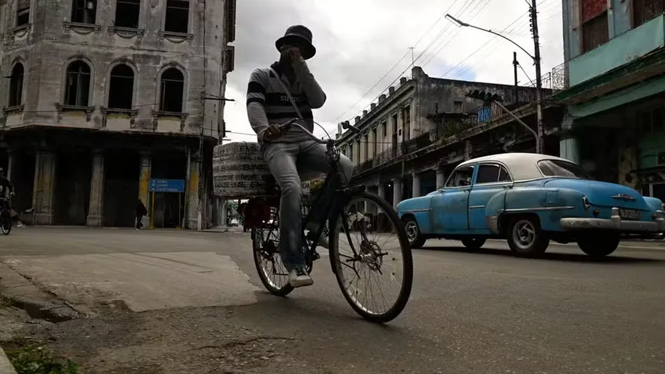 A Companhia El&eacute;trica Nacional anunciou colapso na rede el&eacute;trica, agravado por bloqueio de petr&oacute;leo dos EUA.