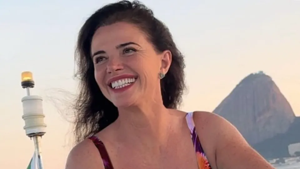 Modelo se revolta com som alto na Praia de Ferradura e pede ajuda das autoridades para garantir a ordem.