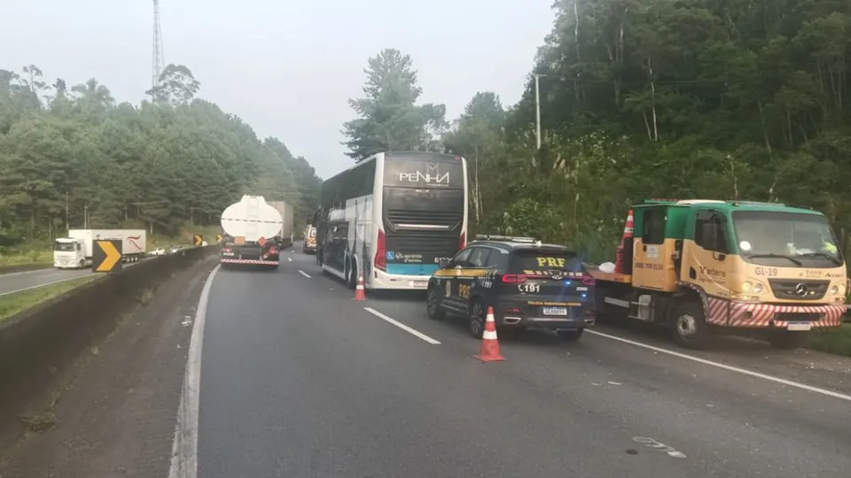 Colis&atilde;o ocorreu na madrugada desta quarta-feira (18) em Campina Grande do Sul; &ocirc;nibus fazia linha entre Rio de Janeiro e Blumenau.