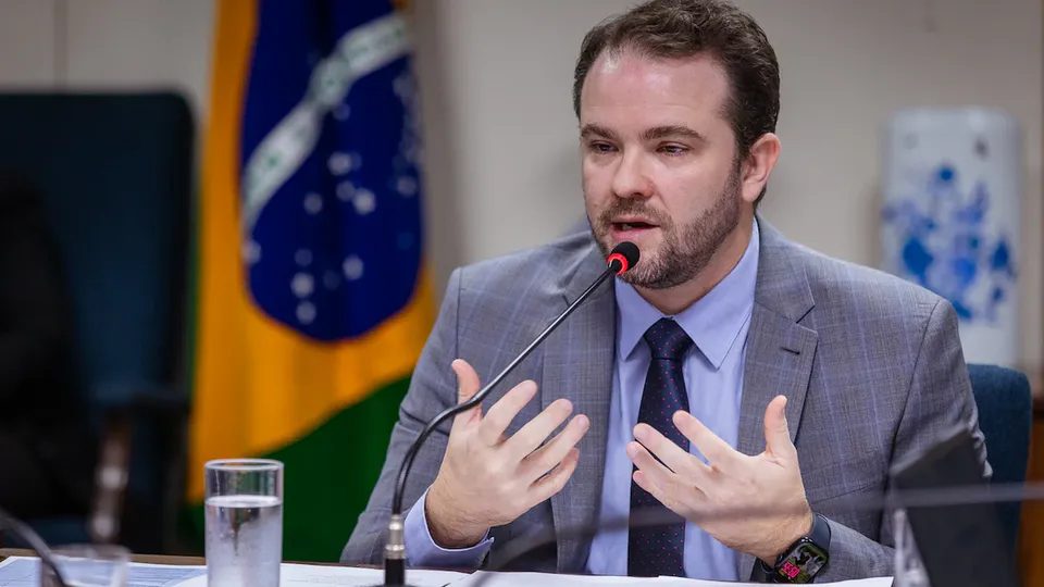 Dario Durigan, secret&aacute;rio-executivo da Fazenda, afirma que Uni&atilde;o arcar&aacute; com 50% das perdas; medida visa reduzir impacto da alta dos combust&iacute;veis.