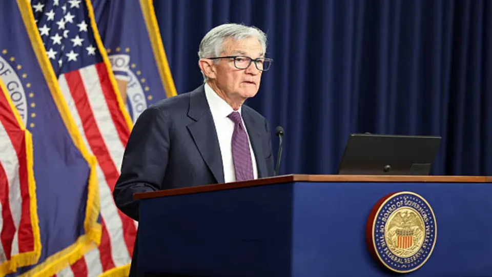 Banco Central dos EUA decide manter juros est&aacute;veis, citando infla&ccedil;&atilde;o elevada e riscos geopol&iacute;ticos.