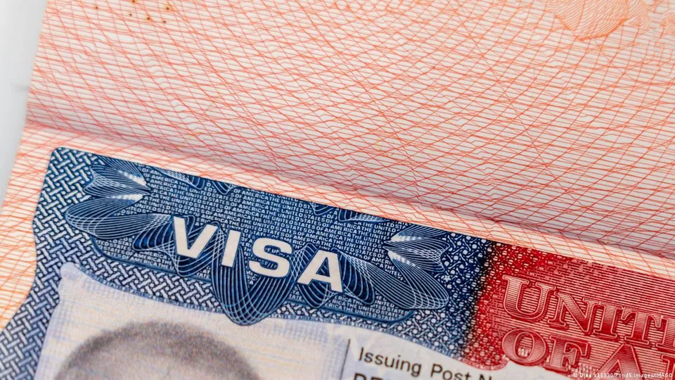 Nova medida, que entra em vigor em abril, visa reduzir perman&ecirc;ncias irregulares e j&aacute; afeta 50 na&ccedil;&otilde;es.