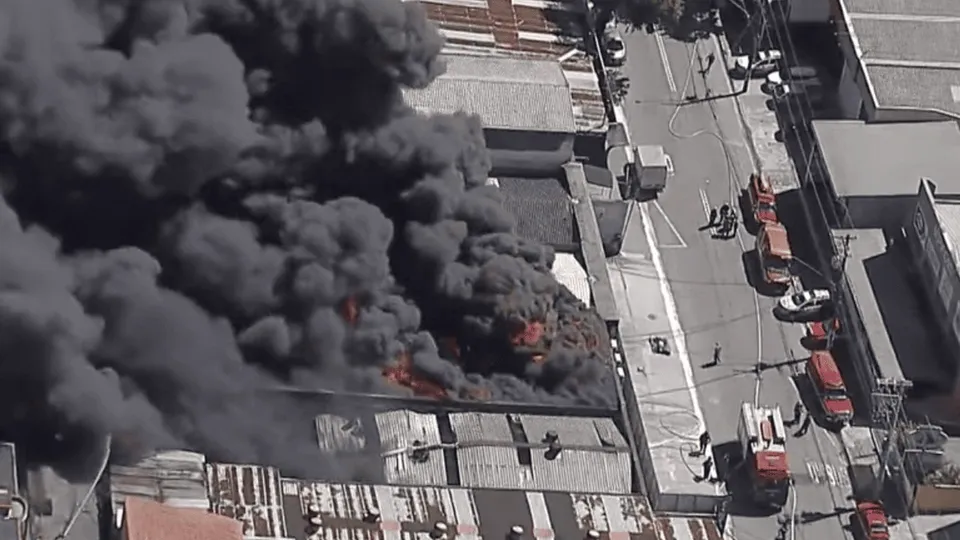 Fogo come&ccedil;ou por volta das 9h desta segunda-feira (23) e mobiliza 16 viaturas dos bombeiros. Funcion&aacute;rios est&atilde;o bem.