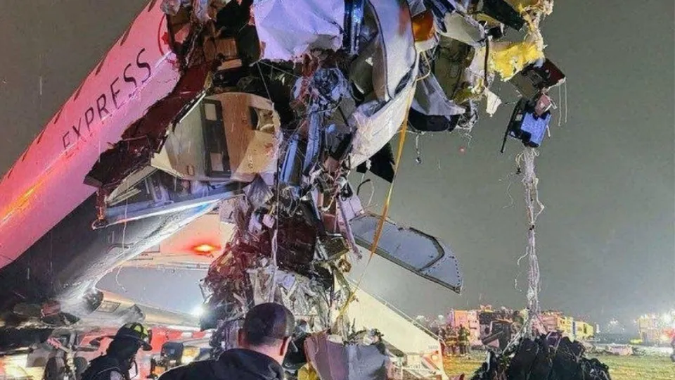 Incidente no aeroporto LaGuardia resultou na morte do piloto e copiloto, al&eacute;m de feridos. Atividades no aeroporto foram paralisadas.