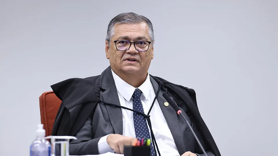 Ministro Fl&aacute;vio Dino exige esclarecimentos de Bia Kicis, M&aacute;rio Frias e Marcos Pollon sobre uso de recursos p&uacute;blicos em cinebiografia.