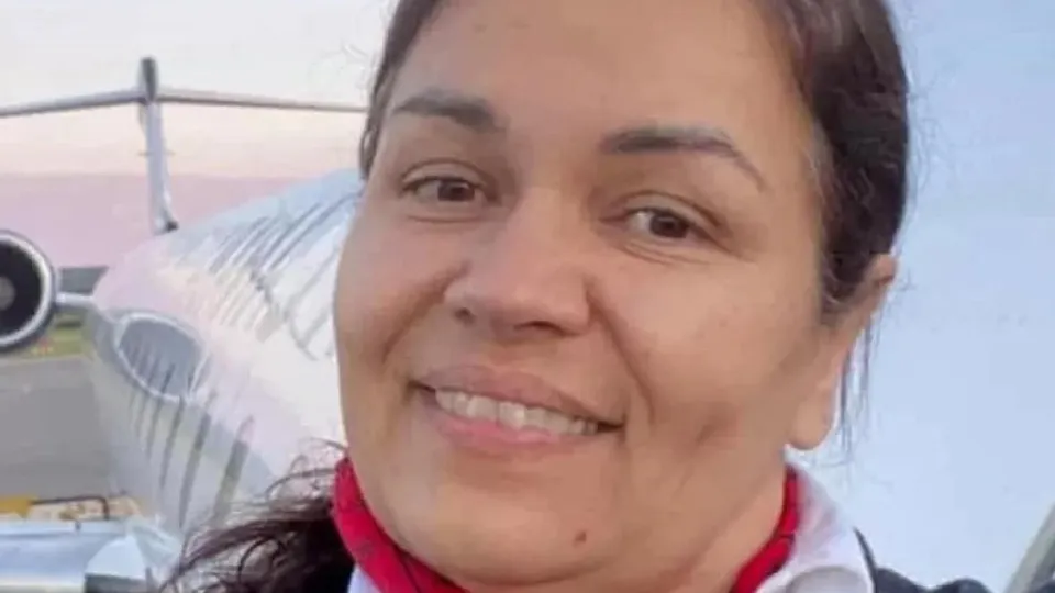 Comiss&aacute;ria de bordo sobrevive ap&oacute;s ser arremessada a mais de 90 metros em Nova York