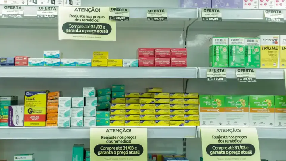 Lei sancionada por Lula autoriza farm&aacute;cias em supermercados, com exig&ecirc;ncias espec&iacute;ficas para funcionamento.