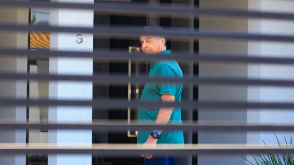 Moraes concede pris&atilde;o domiciliar ao ex-presidente Jair Bolsonaro em Bras&iacute;lia