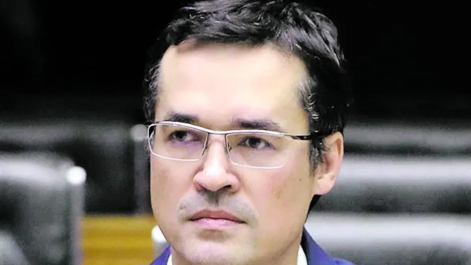 Ex-procurador da Lava Jato busca uma nova chance pol&iacute;tica ap&oacute;s cassa&ccedil;&atilde;o em 2023; chapa conta com Sergio Moro e Filipe Barros.