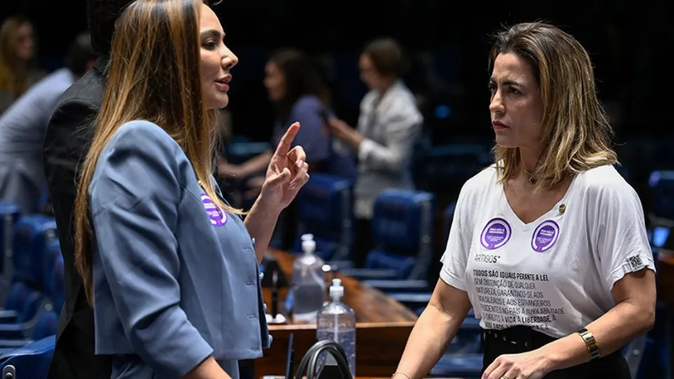 Aprovado na noite de ter&ccedil;a-feira, 24, o PLP prop&otilde;e adequa&ccedil;&otilde;es fiscais e amplia o tempo de licen&ccedil;a-paternidade para 20 dias at&eacute; 2029.