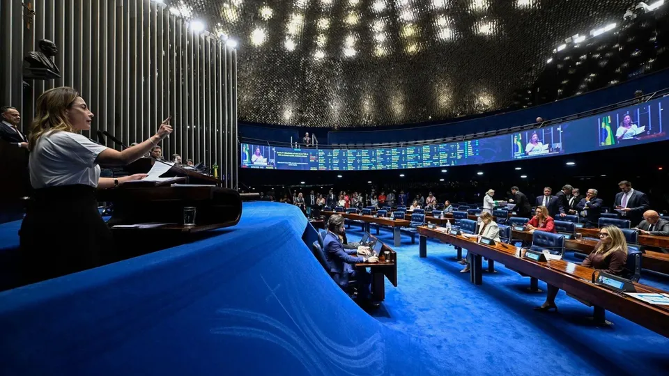 A proposta, que define misoginia como crime, segue agora para an&aacute;lise na C&acirc;mara dos Deputados.