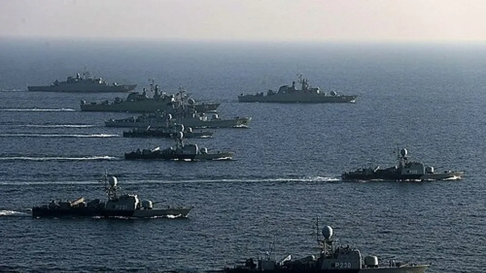 Marinha iraniana anunciou que o USS Abraham Lincoln foi alvo de m&iacute;sseis e pode sofrer novos ataques.