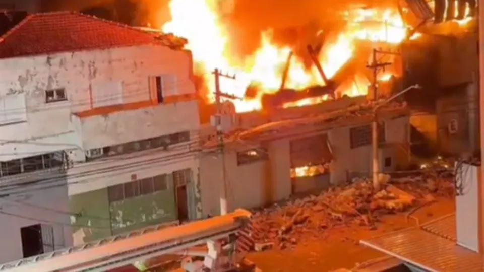 Chamas de grandes propor&ccedil;&otilde;es mobilizam 30 viaturas e 59 bombeiros na regi&atilde;o central da capital paulista