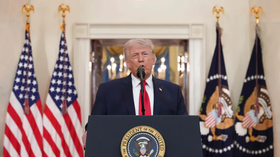 O presidente dos EUA, Donald Trump, fez novas amea&ccedil;as ao Ir&atilde; em rede social, exigindo a reabertura do Estreito de Ormuz.