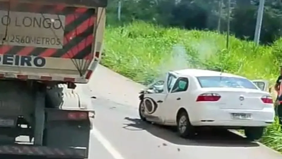 Acidente entre carro da emissora e caminh&atilde;o ocorreu em Sabar&aacute;s, na Regi&atilde;o Metropolitana de Belo Horizonte, na tarde desta quarta-feira.