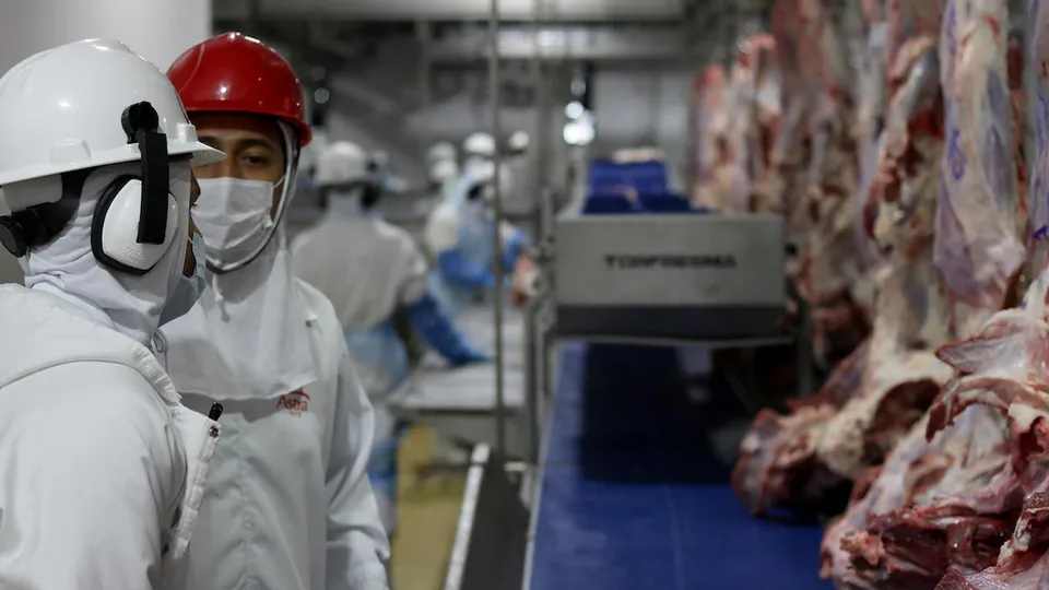 Com a cota de carne bovina brasileira atingindo metade do limite, o setor teme a aplica&ccedil;&atilde;o de tarifas elevadas pela China.