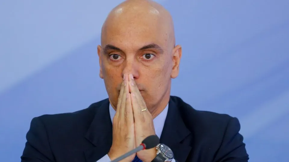 Deputados da oposi&ccedil;&atilde;o criticam decis&atilde;o do ministro e pedem sua destitui&ccedil;&atilde;o; Moraes j&aacute; acumula 50 pedidos desde 2021.
