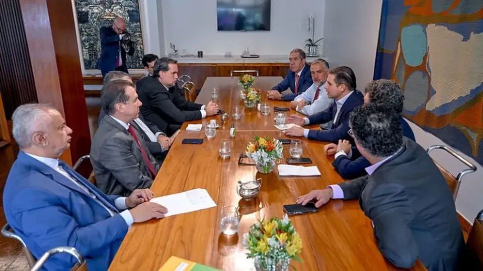 Hugo Motta e ministros definem proposta que prev&ecirc; fim da escala 6x1 e dois dias de descanso remunerado