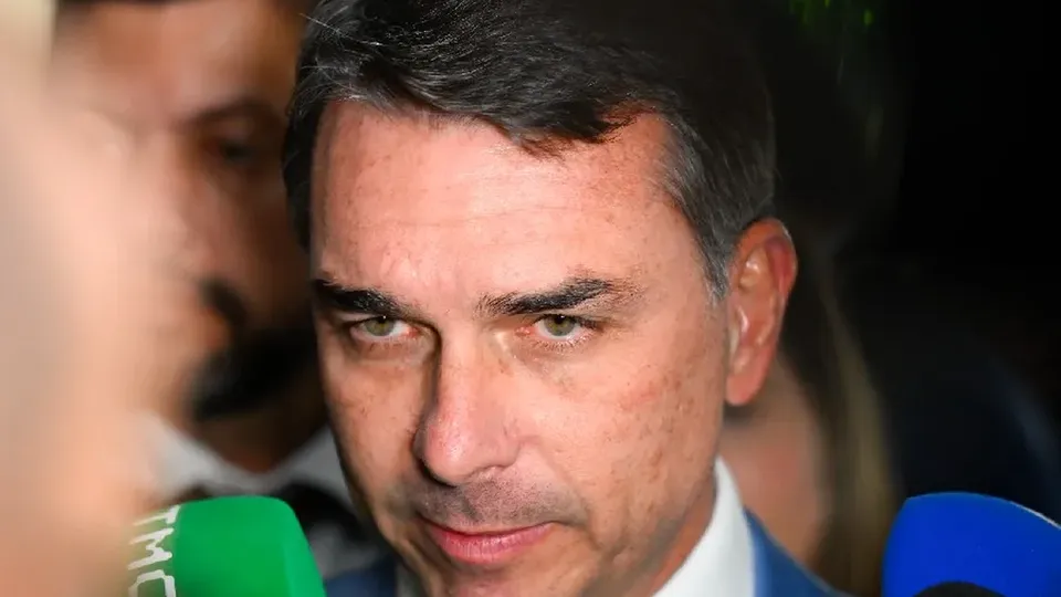 Senador admite ter solicitado R$ 61 milh&otilde;es a Daniel Vorcaro para produ&ccedil;&atilde;o de 'Dark Horse', filme sobre seu pai.