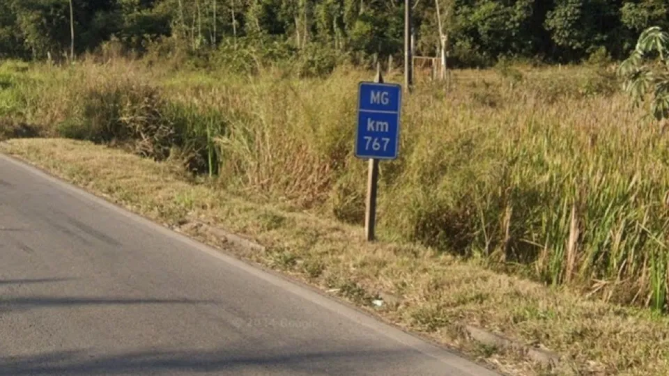 Motorista morre ap&oacute;s tombamento de carreta carregada com ra&ccedil;&atilde;o na BR-040 em Juiz de Fora