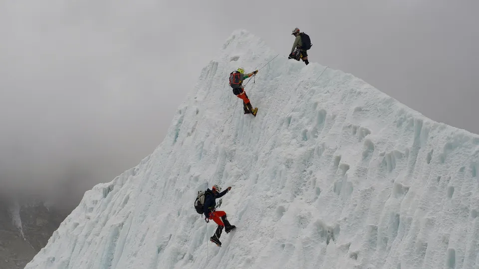 Na quarta-feira, 20 de maio, 274 alpinistas conseguiram escalar o Everest, estabelecendo um novo recorde de ascens&otilde;es em um dia.