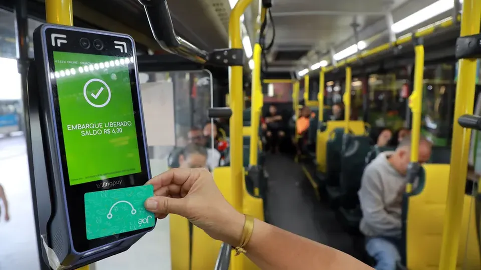 &Ocirc;nibus do Rio aceitar&atilde;o pagamento por Pix e cart&otilde;es antes do fim do dinheiro