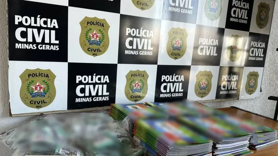Durante opera&ccedil;&atilde;o em Patos de Minas, foram recolhidos &aacute;lbuns e pacotes sem nota fiscal; dois suspeitos foram ouvidos e liberados.