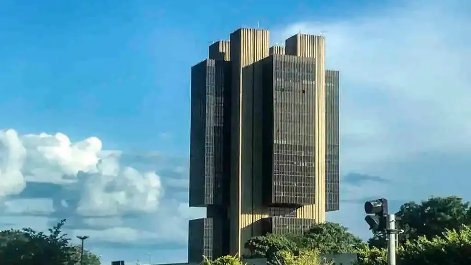 Economistas revisaram a expectativa para a taxa b&aacute;sica de juros a 13,5% e a infla&ccedil;&atilde;o para 5,11% em 2026, segundo o Banco Central.