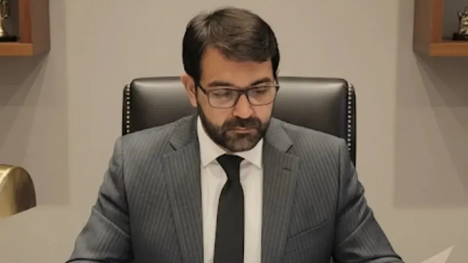Marcos Roberto Estevam &eacute; acusado de peculato ap&oacute;s ar-condicionado da prefeitura ser encontrado em sua resid&ecirc;ncia.
