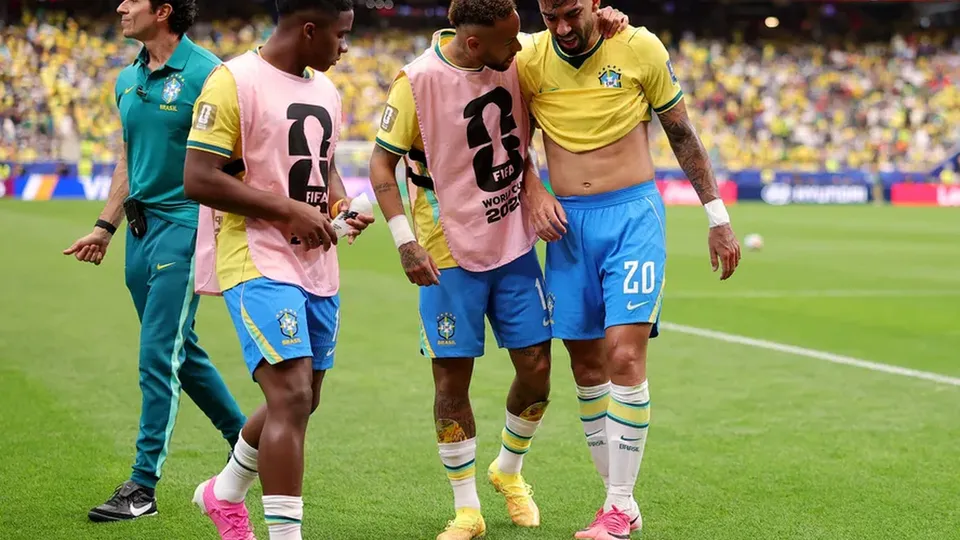 O meio-campista Lucas Paquet&aacute; teve les&atilde;o confirmada na coxa esquerda e n&atilde;o jogar&aacute; nas oitavas de final.