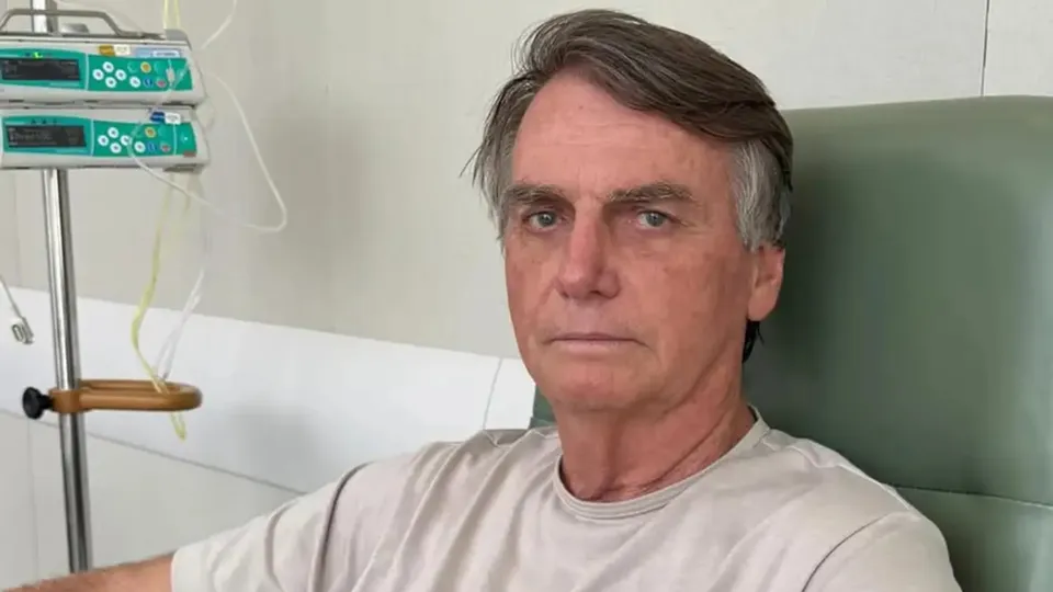 Advogados do ex-presidente solicitam a manuten&ccedil;&atilde;o do regime domiciliar devido &agrave; sa&uacute;de delicada de Bolsonaro.