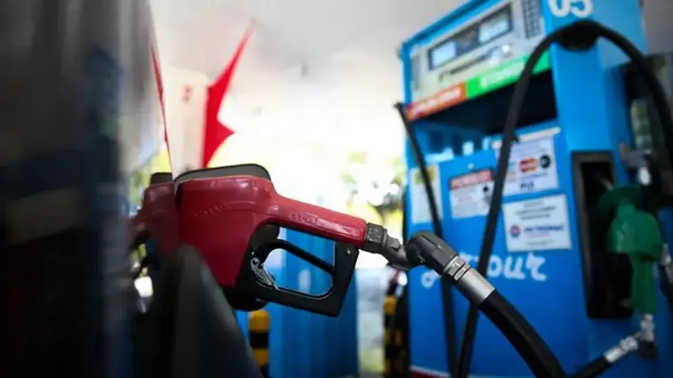 A partir de quarta-feira, a subven&ccedil;&atilde;o de R$ 0,35 por litro do diesel ser&aacute; suspensa; gasolina tamb&eacute;m pode ter mudan&ccedil;as.