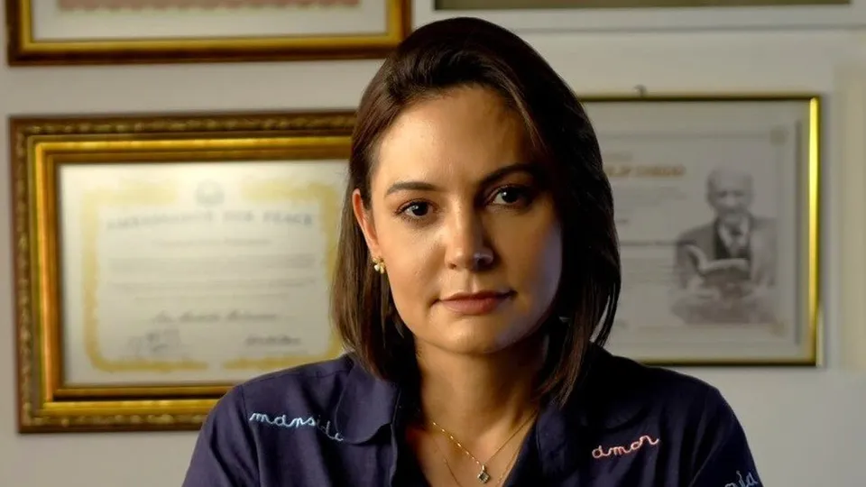 Ex-primeira-dama anunciou ren&uacute;ncia para cuidar do ex-presidente Jair Bolsonaro e da filha, Laura, de 15 anos.