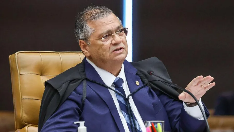 Ministro do STF considera an&ocirc;malo o uso de emendas por ex-parlamentares e solicita respostas de &oacute;rg&atilde;os p&uacute;blicos sobre o tema.