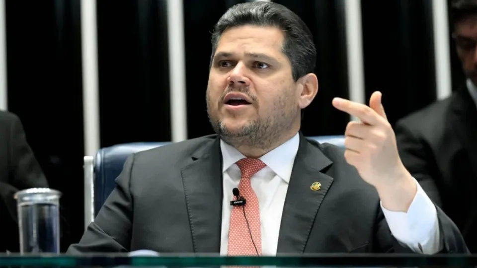 Proposta aprovada estabelece regras de aposentadoria diferenciada para agentes comunit&aacute;rios e de combate a endemias; texto segue para san&ccedil;&atilde;o.