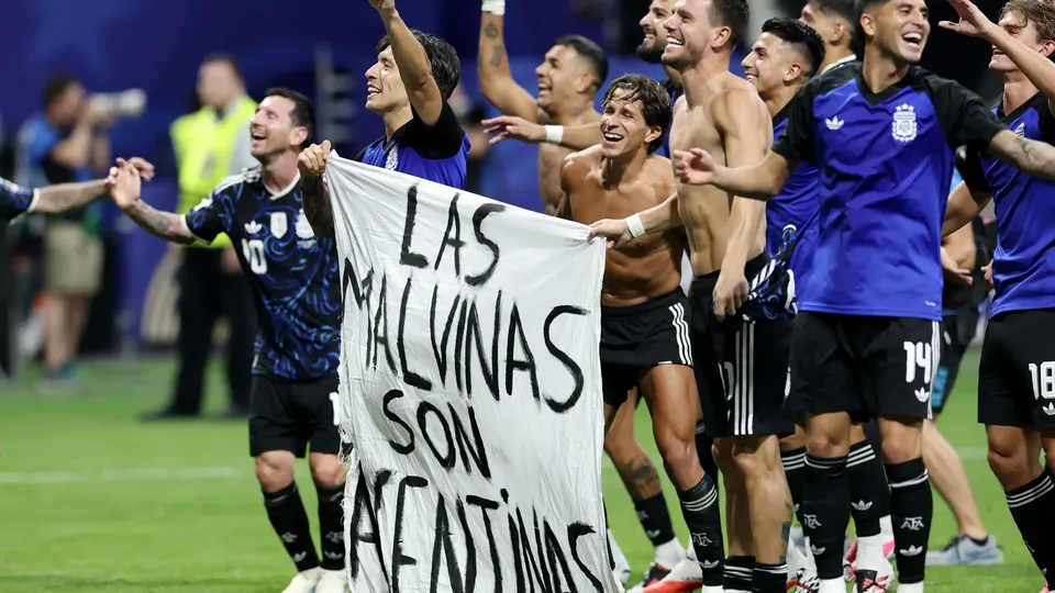 FIFA pode punir Argentina por faixa sobre as Malvinas ap&oacute;s vit&oacute;ria sobre a Inglaterra