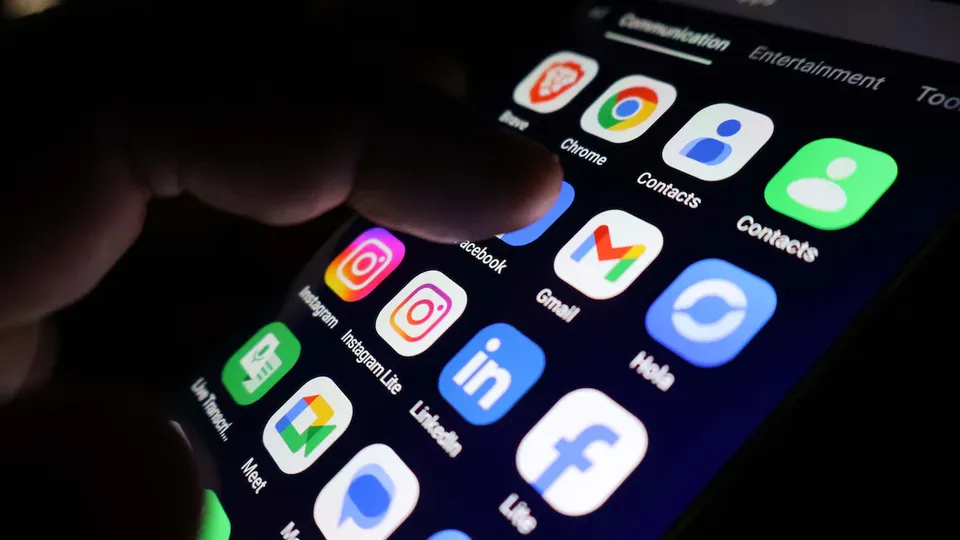 Fran&ccedil;a avan&ccedil;a para proibir redes sociais para menores de 15 anos