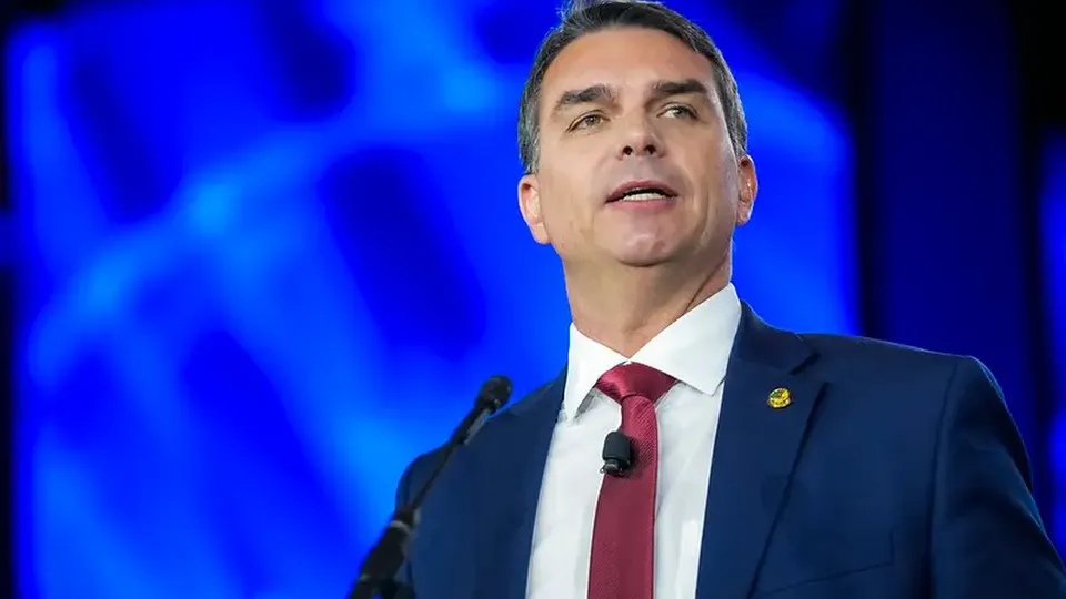 Senador cancelou duas notas de R$ 500 mil para a Copenhagen, citada em investiga&ccedil;&otilde;es; nova nota foi emitida para outra empresa.